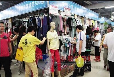 廣州石井尾貨商圈庫存積壓嚴重 千元服裝低至30元甩賣